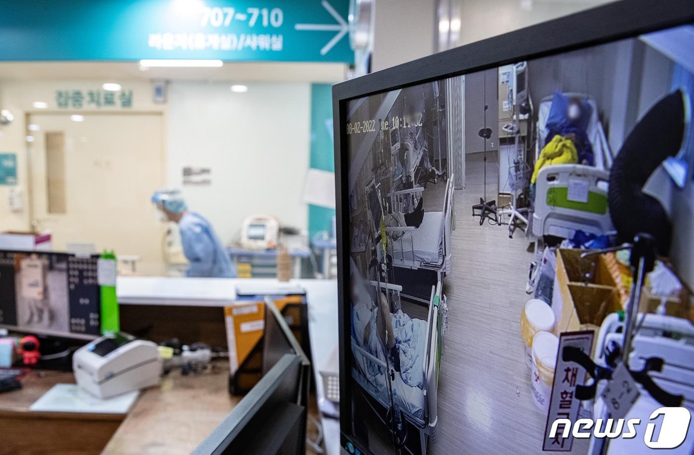 본문 이미지 - 코로나19 거점전담병원인 서울 광진구 혜민병원에서 의료진이 업무를 보고 있다. 2022.8.2/뉴스1 ⓒ News1 이재명 기자