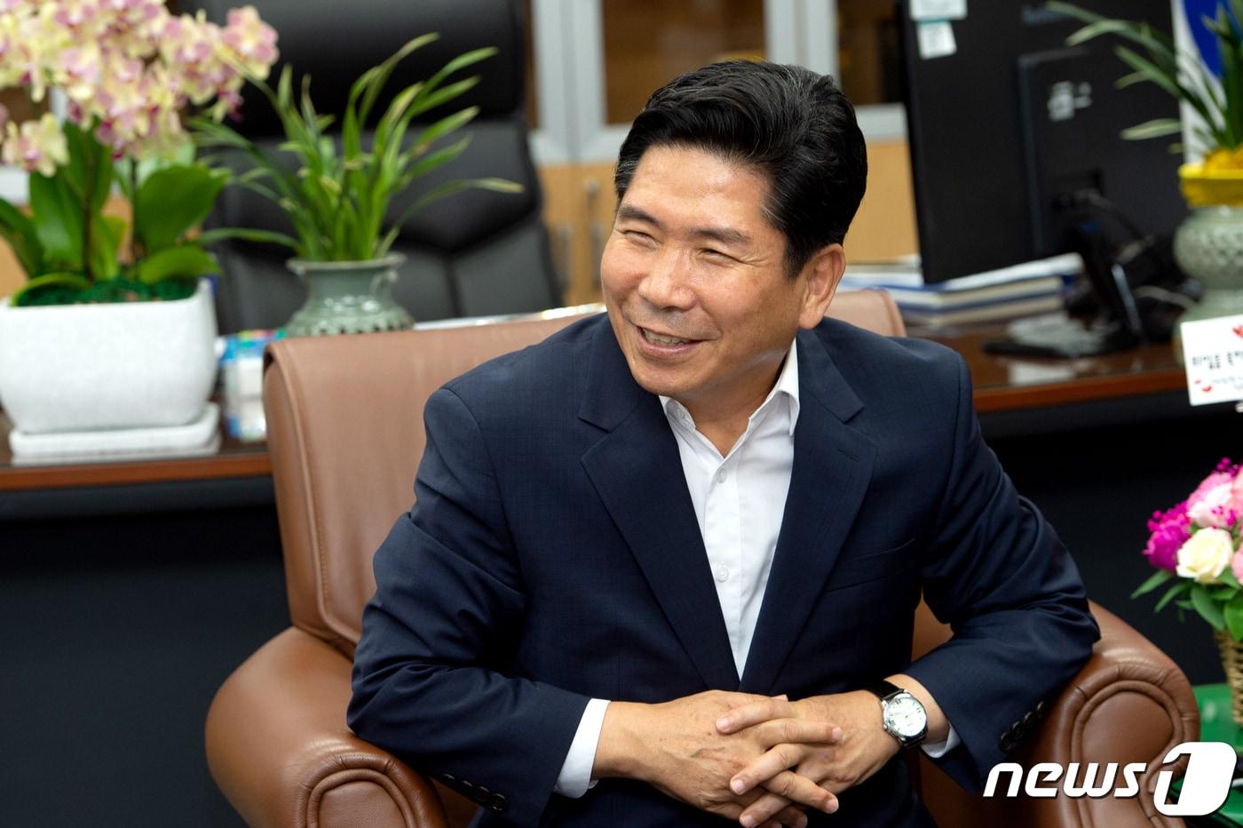 김창규 제천시장이 뉴스1과의 인터뷰에서 제천을 역동적이 새로운 경제도시로 만들겠다"고 강조했다.ⓒ 뉴스1