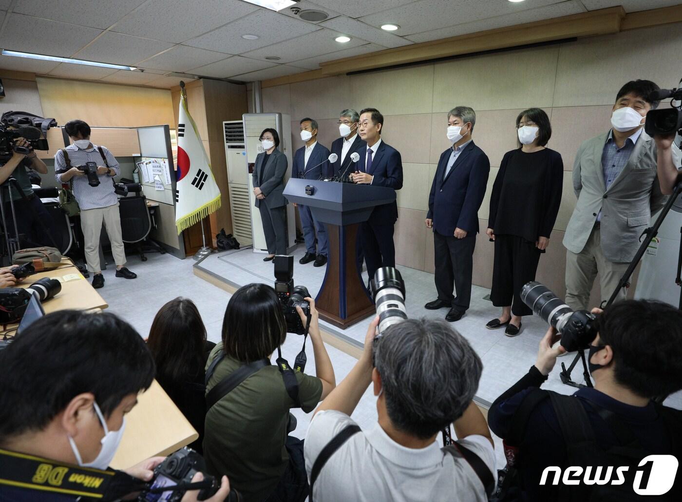본문 이미지 - 국가경찰위원회 위원들이 지난 2일 오전 서울 서대문구 경찰청에서 경찰국 출범 관련 기자회견을 하고 있다. (사진은 기사 내용과 무관함) /뉴스1 ⓒ News1 신웅수 기자