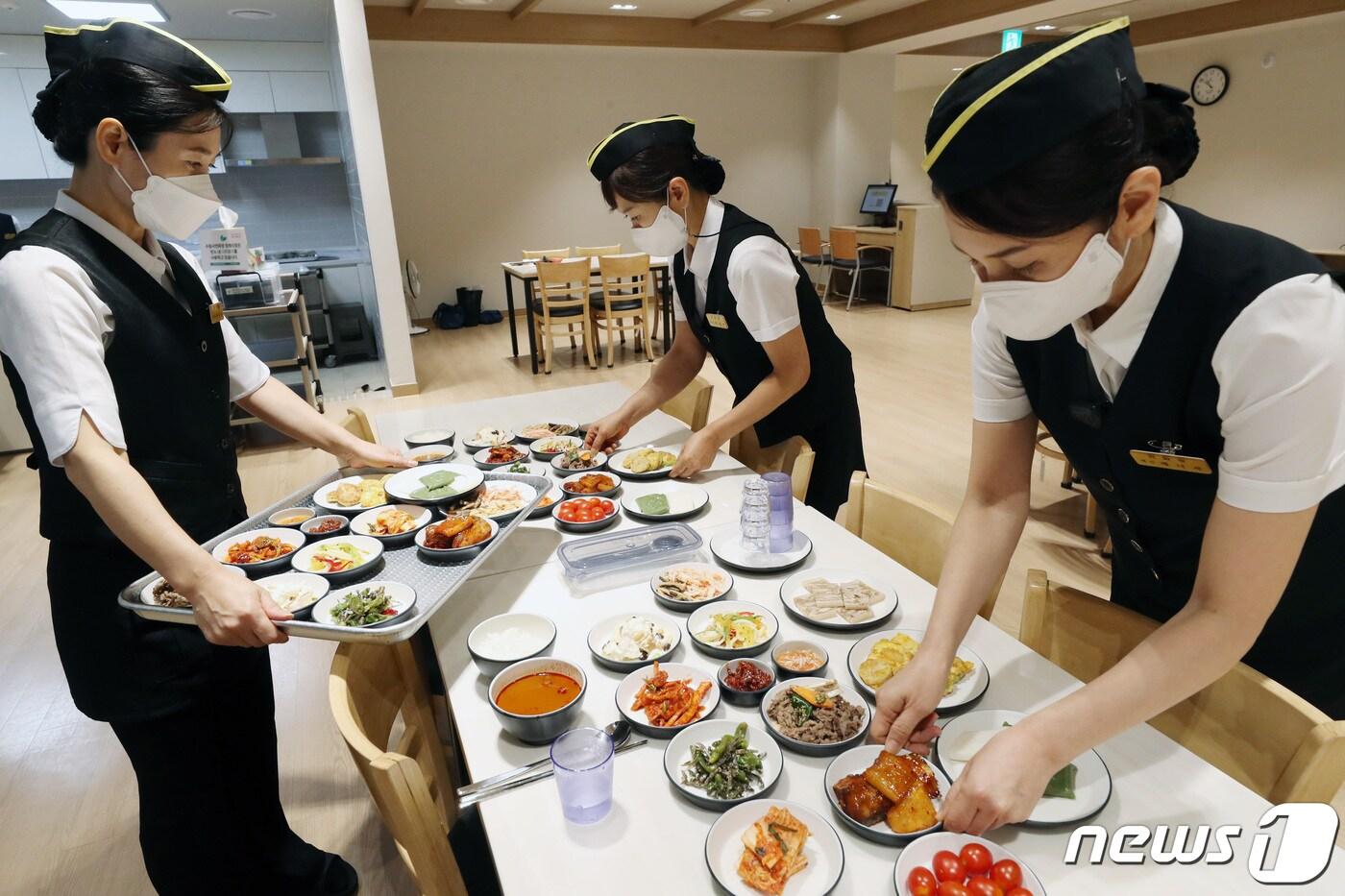 본문 이미지 - 2일 오전 경기 수원시 영통구 수원시연화장 장례식장에서 관계자들이 다회용기를 이용해 음식을 준비를 하고 있다. 수원도시공사는 '1회용품 없는 장례문화 확산'을 위해 다회용기 시범사업을 올해 말까지 추진한다고 밝혔다. 2022.8.2/뉴스1 ⓒ News1 김영운 기자