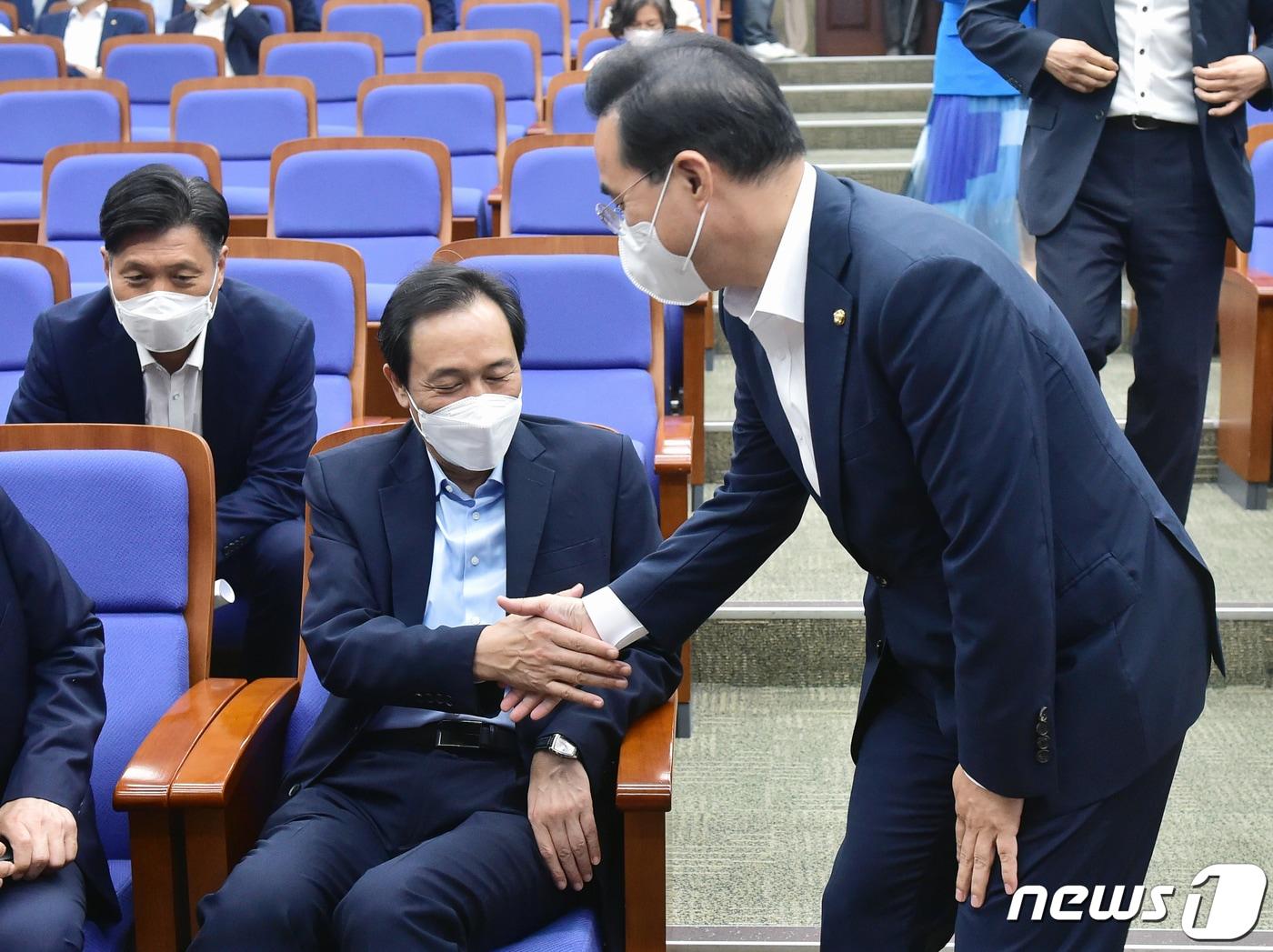 본문 이미지 - 우상호 더불어민주당 비상대책위원장과 박홍근 원내대표가 2일 국회에서 열린 의원총회에서 인사를 나누고 있다. (공동취재) 2022.8.2/뉴스1 ⓒ News1 허경 기자