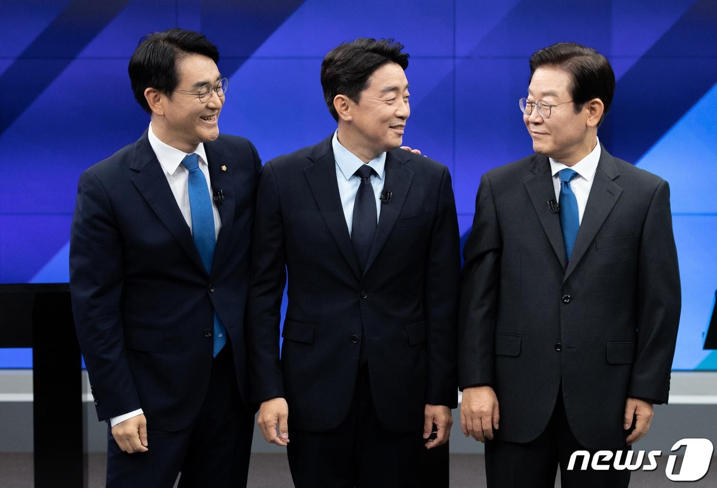 더불어민주당 박용진(왼쪽부터), 강훈식, 이재명 당대표 후보가 2일 오후 강원도 춘천시 G1 강원민방에서 열린 민주당 당대표 후보자 토론회에 앞서 기념 촬영을 마친 후 대화하고 있다. 2022.8.2/뉴스1 ⓒ News1 이재명 기자