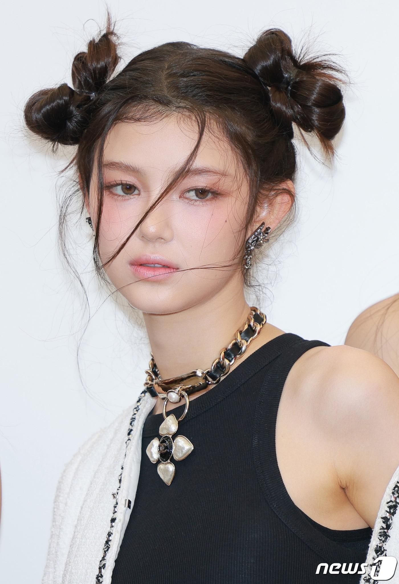 본문 이미지 - 그룹 뉴진스(NewJeans) 다니엘이 2일 오후 서울 성동구 성수 오우드에서 열린 ‘샤넬 N&deg;1 DE CHANEL GARDEN’ 팝업스토어 오픈행사에서 포즈를 취하고 있다. (공동취재)  ⓒ News1 권현진 기자