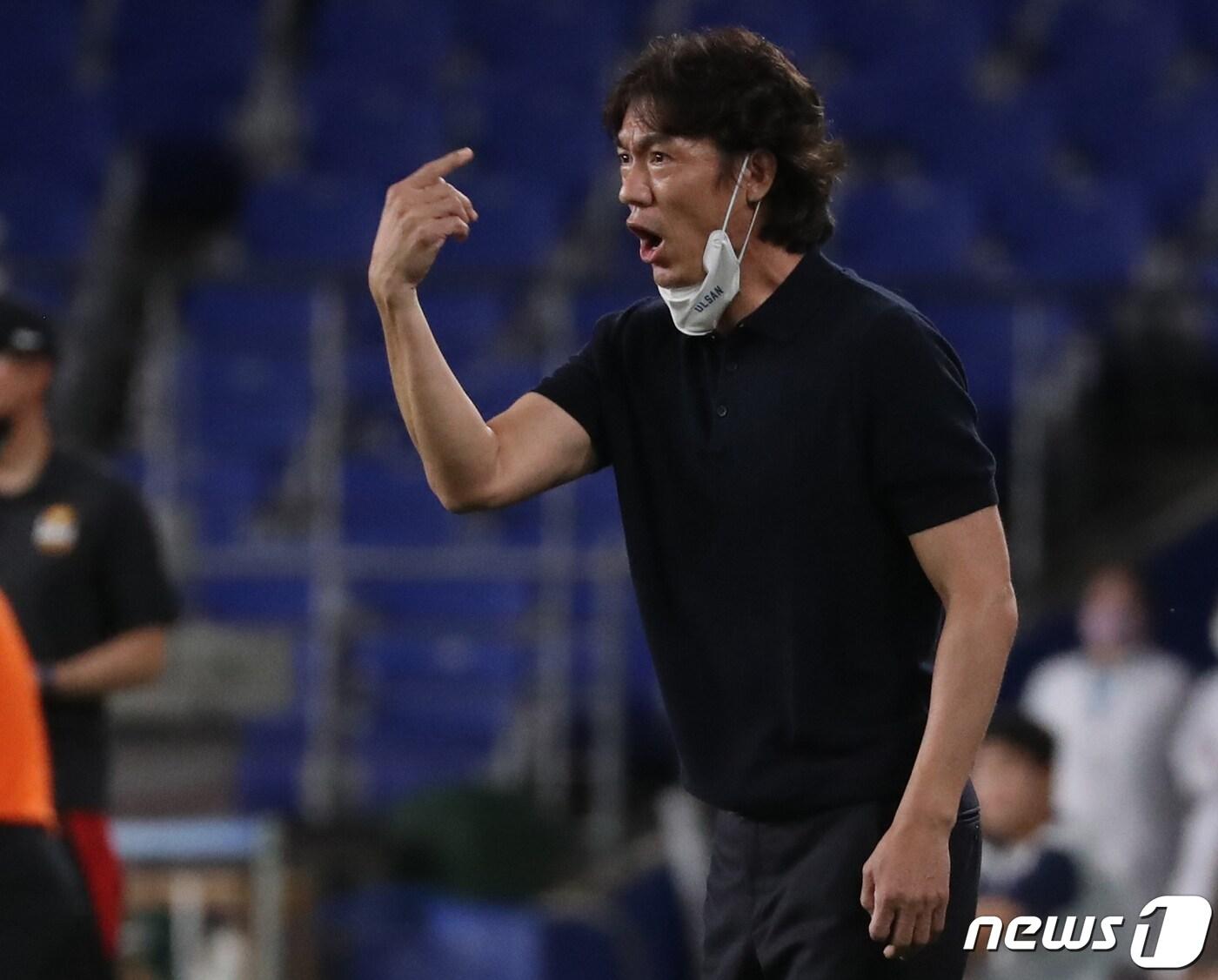 본문 이미지 - 2일 오후 울산 문수축구경기장에서 열린 프로축구 '하나원큐 K리그1 2022' 울산현대와 FC서울의 경기에서 울산 홍명보 감독이 선수들에게 작전을 지시하고 있다. 2022.8.2/뉴스1 ⓒ News1 윤일지 기자