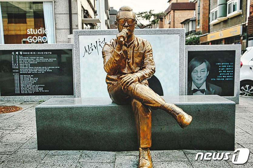 본문 이미지 - ‘마왕’은 죽지 않았다 '성남 신해철거리'.(경기관광공사 제공)