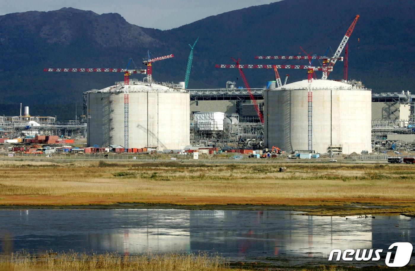 본문 이미지 - 러시아 극동 사할린 주도 유즈노사할린스크서 약 70㎞가량 떨어진 프리고로드노예 소재 '사할린-2' 프로젝트의 액화석유가스(LNG) 공장 단지 모습. 2006.10.13 ⓒ 로이터=뉴스1 ⓒ News1 정윤미 기자