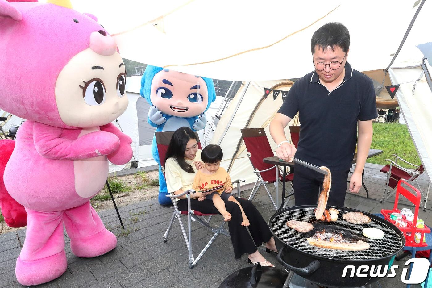 본문 이미지 - 사진은 KT 고객이 키즈랜드 꼬마요정 유니, 파비와 함께 캠핑장에서 바베큐를 즐기는 모습. (KT 제공) 2022.8.21/뉴스1
