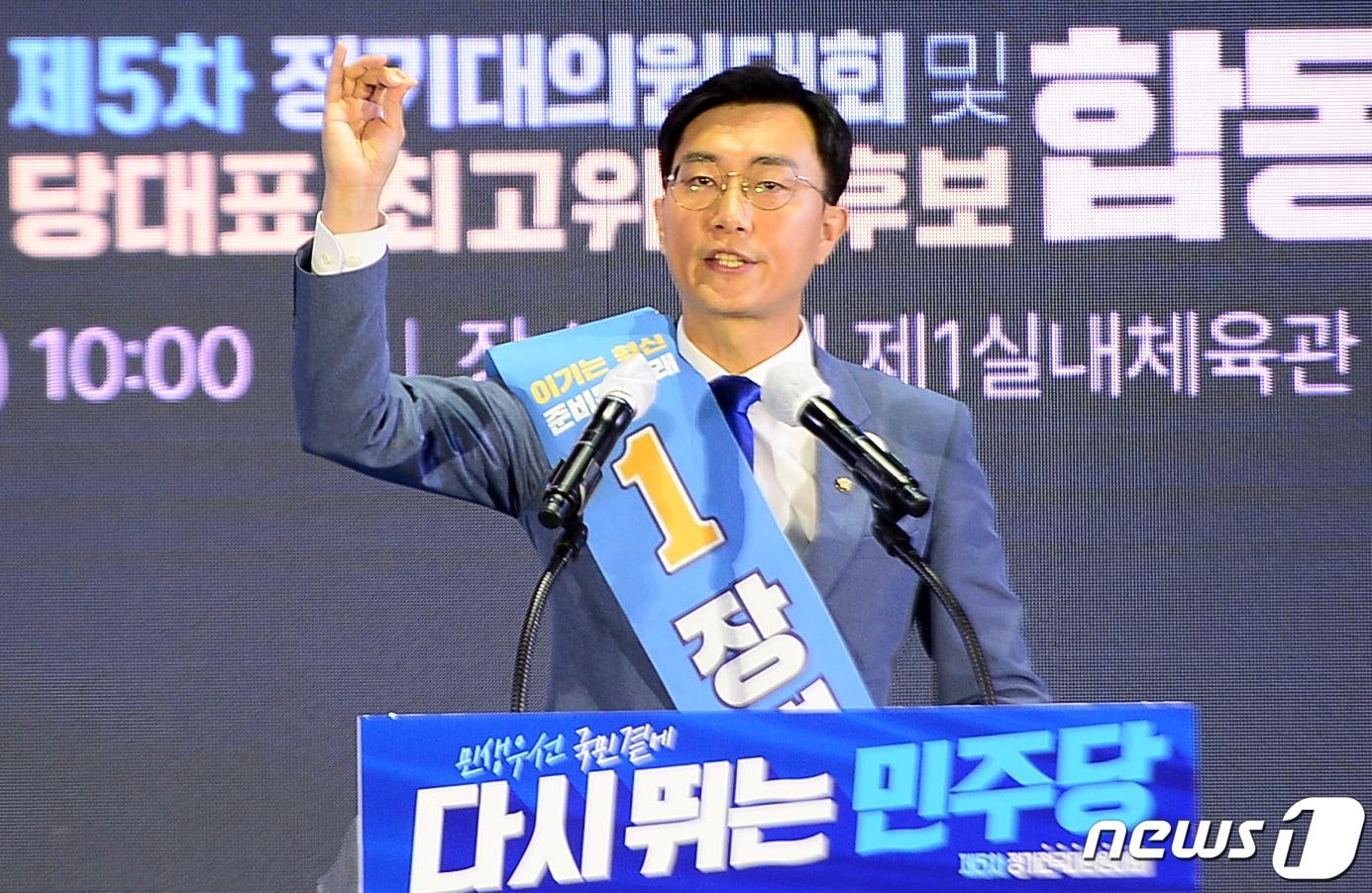 본문 이미지 - 장경태 더불어민주당 최고위원 후보가 21일 전남 강진군 제1실내체육관에서 열린 전남지역 합동연설회에서 지지를 호소하고 있다.2022.8.21/뉴스1 ⓒ News1 박준배 기자