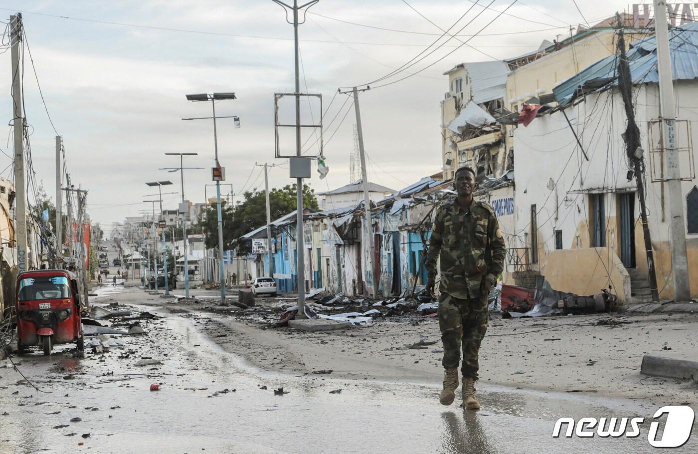 소말리아의 수도 모가디슈에서 지난 19일(현지시간) 밤 이슬람 무장 세력이 한 호텔에 난입해 최소 20명이 사망했다. ⓒ 로이터=뉴스1 ⓒ News1 이유진 기자