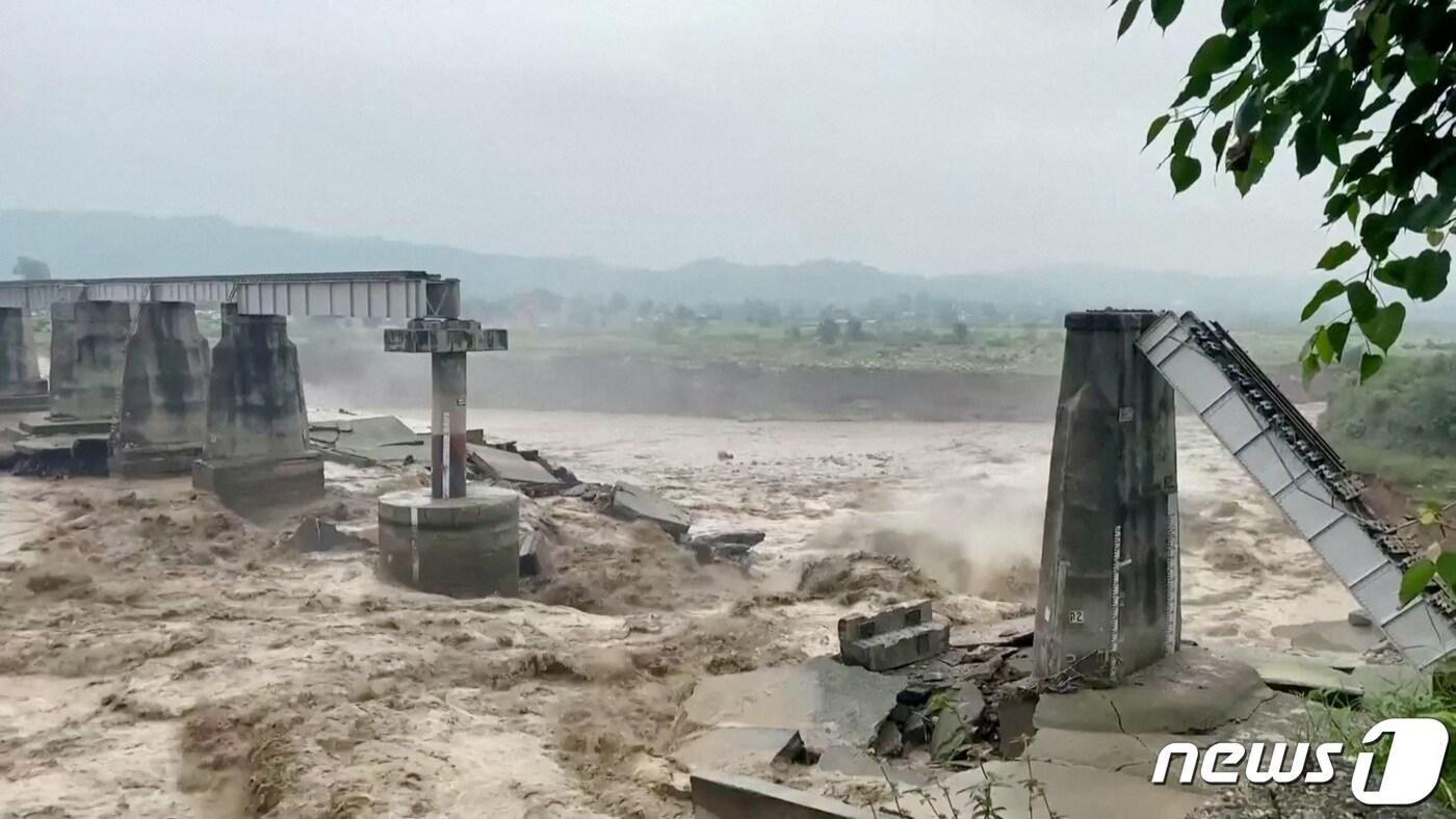 본문 이미지 - 인도 북부 히말라야 산기슭 지역에서 몬순 우기 폭우로 다리가 끊긴 모습.<자료 사진>ⓒ 로이터=뉴스1 ⓒ News1 이유진 기자