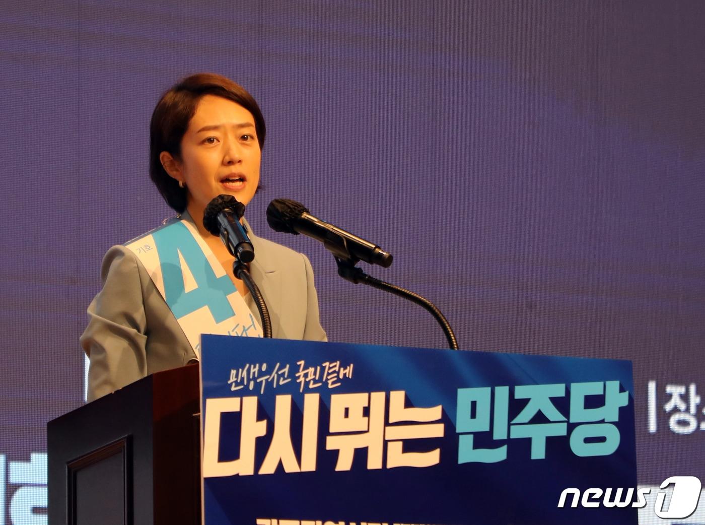 본문 이미지 - 고민정 더불어민주당 최고위원 후보가 21일 광주 서구 김대중컨벤션센터에서 열린 광주 합동연설회에서 지지를 호소하고 있다. 2022.8.21/뉴스1 ⓒ News1 이수민 기자