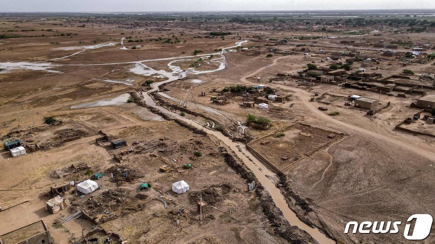 본문 이미지 - 19일(현지시간) 수단 나일강 인근 메이클랩 마을에 홍수의 여파로 건물이 무너지고 대피소가 설치돼 있다. 6~10월이 우기인 수단에서는 이 기간 해마다 폭우로 인한 홍수가 자주 발생한다. ⓒ AFP=뉴스1 ⓒ News1 손승환 기자