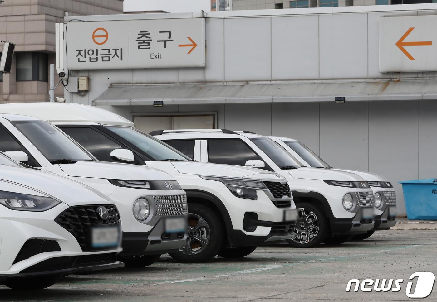 본문 이미지 -  서울역 옥외주차장에 대기 중인 쏘카. 2022.8.22/뉴스1 ⓒ News1 이성철 기자