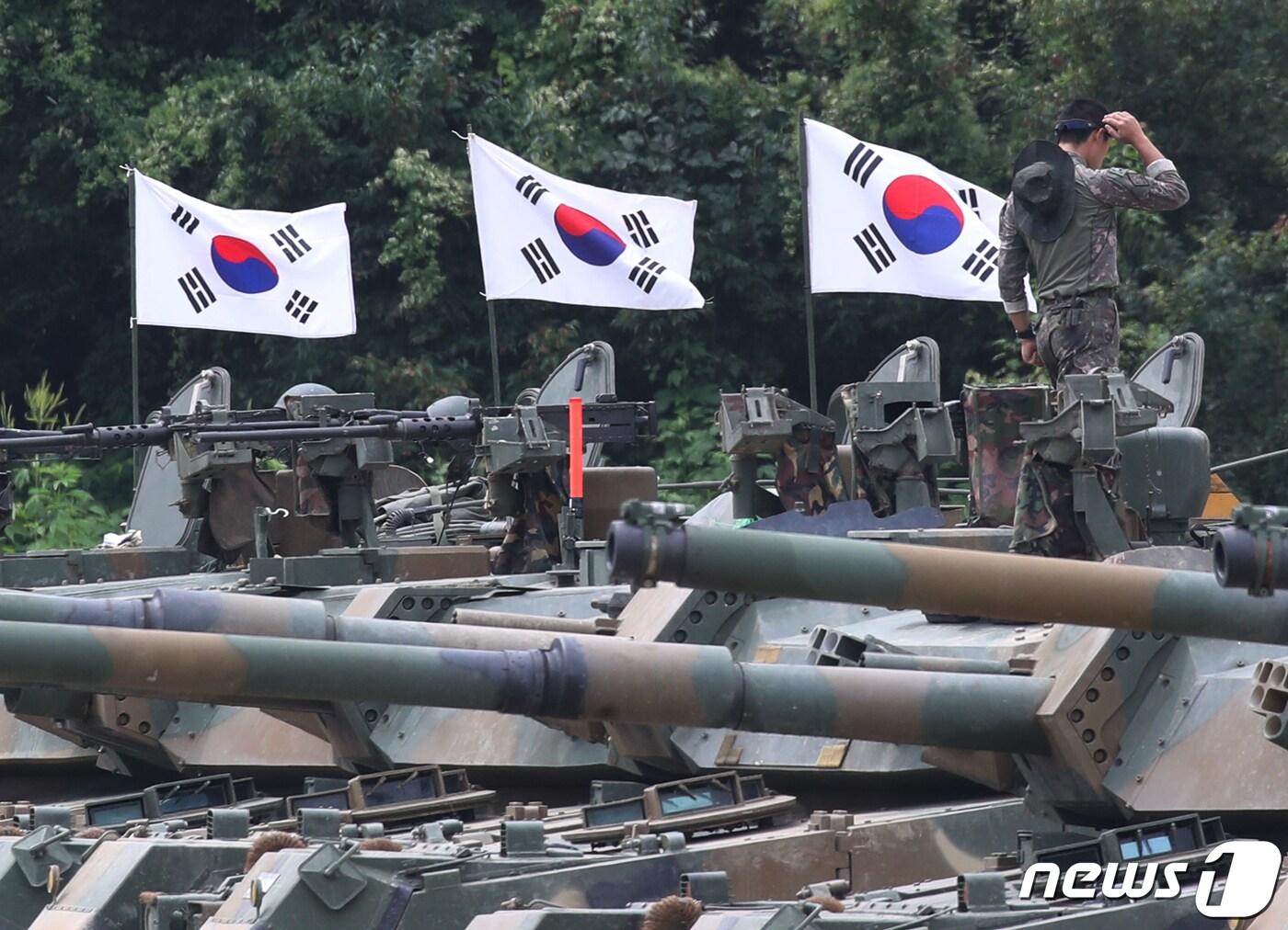 본문 이미지 - 한미연합연습 '을지 자유의 방패(UFS·을지프리덤실드)'가 실시된 22일 경기 파주시 접경지역의 한 훈련장에서 도열된 전차 위에 태극기 바람에 휘날리고 있다. 2022.8.22/뉴스1 ⓒ News1 송원영 기자