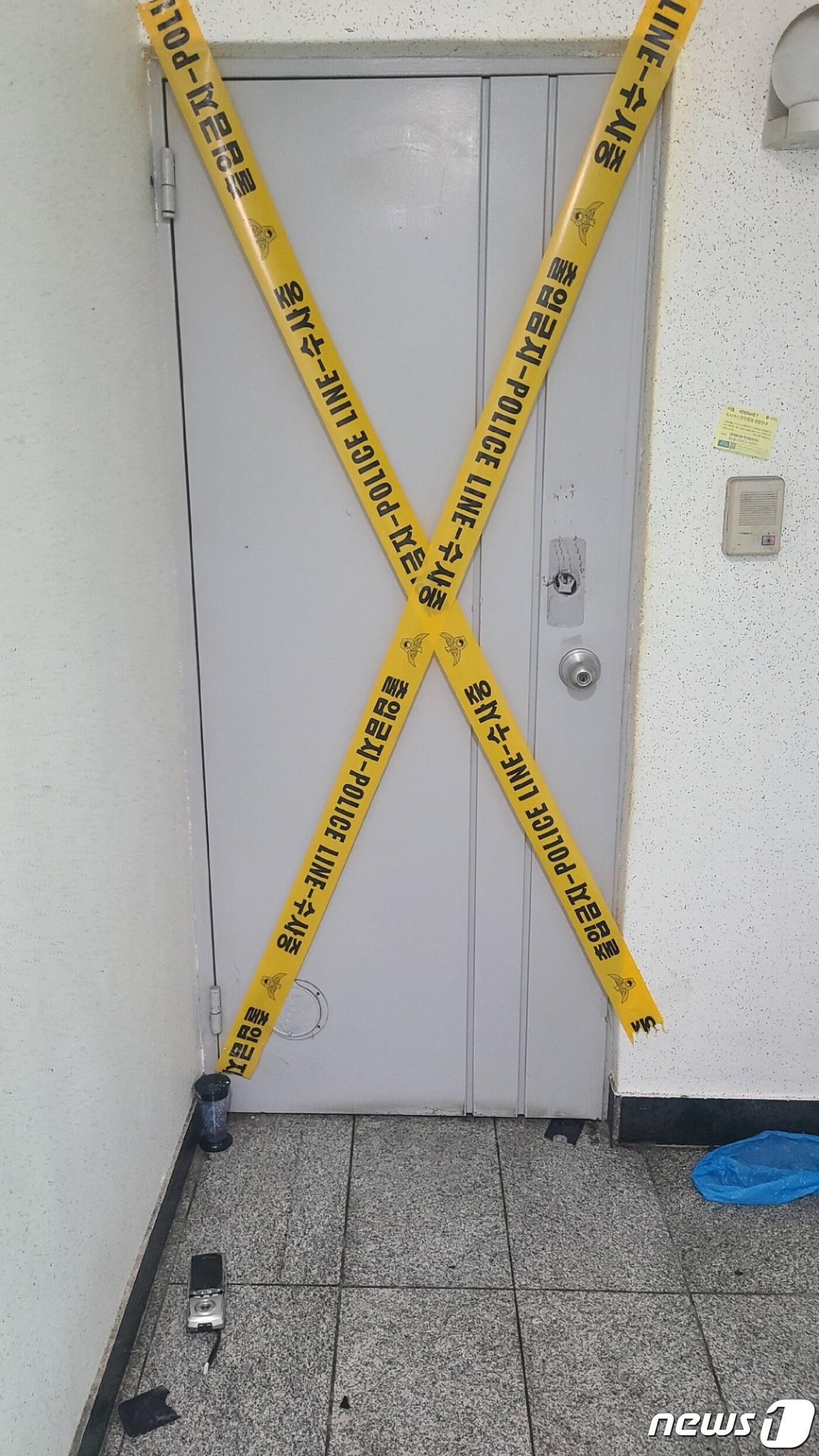 본문 이미지 - 숨진 세 모녀가 발견된 수원시 권선구 한 연립주택에 경찰이 설치한 폴리스라인 테이프가 보이고 있다. 2022.8.22/뉴스1 ⓒ News1 최대호 기자