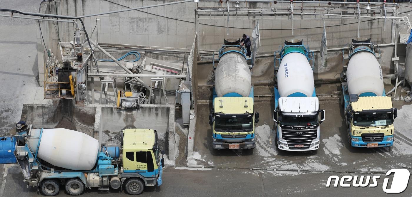 경기 안양시의 한 레미콘 공장에서 차량이 주차돼 있다. /뉴스1 ⓒ News1 박지혜 기자