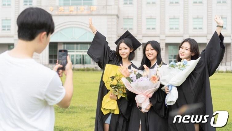 본문 이미지 - 2021학년도 후기 학위수여식이 열린 22일 전북대학교에서 졸업생들이 기념사진을 찍고 있다.(전북대 제공)