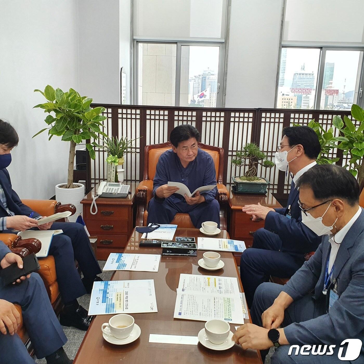 본문 이미지 - 심덕섭 고창군수(오른쪽 두번째)가 22일 국회를 방문해 소병훈 농해수위 위원장(가운데)과 면담을 갖고 갯벌세계유산보전본부 고창유치의 당위성을 설명하고 있다.