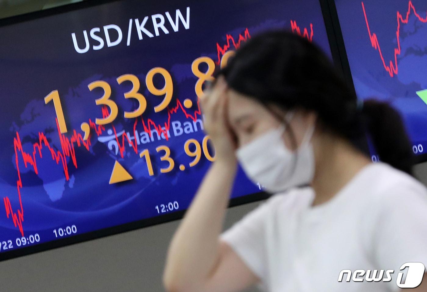 22일 서울 중구 하나은행 명동점 딜링룸 전광판에 원·달러 환율이 전 거래일보다 13.9원 오른 1,339.80을 나타내고 있다. 환율이 장중 1340원을 넘어선 것은 금융위기 당시인 2009년 4월 29일(고가 기준 1357.5원) 이후 약 13년 4개월 만에 처음이다. 2022.8.22/뉴스1 ⓒ News1 이동해 기자
