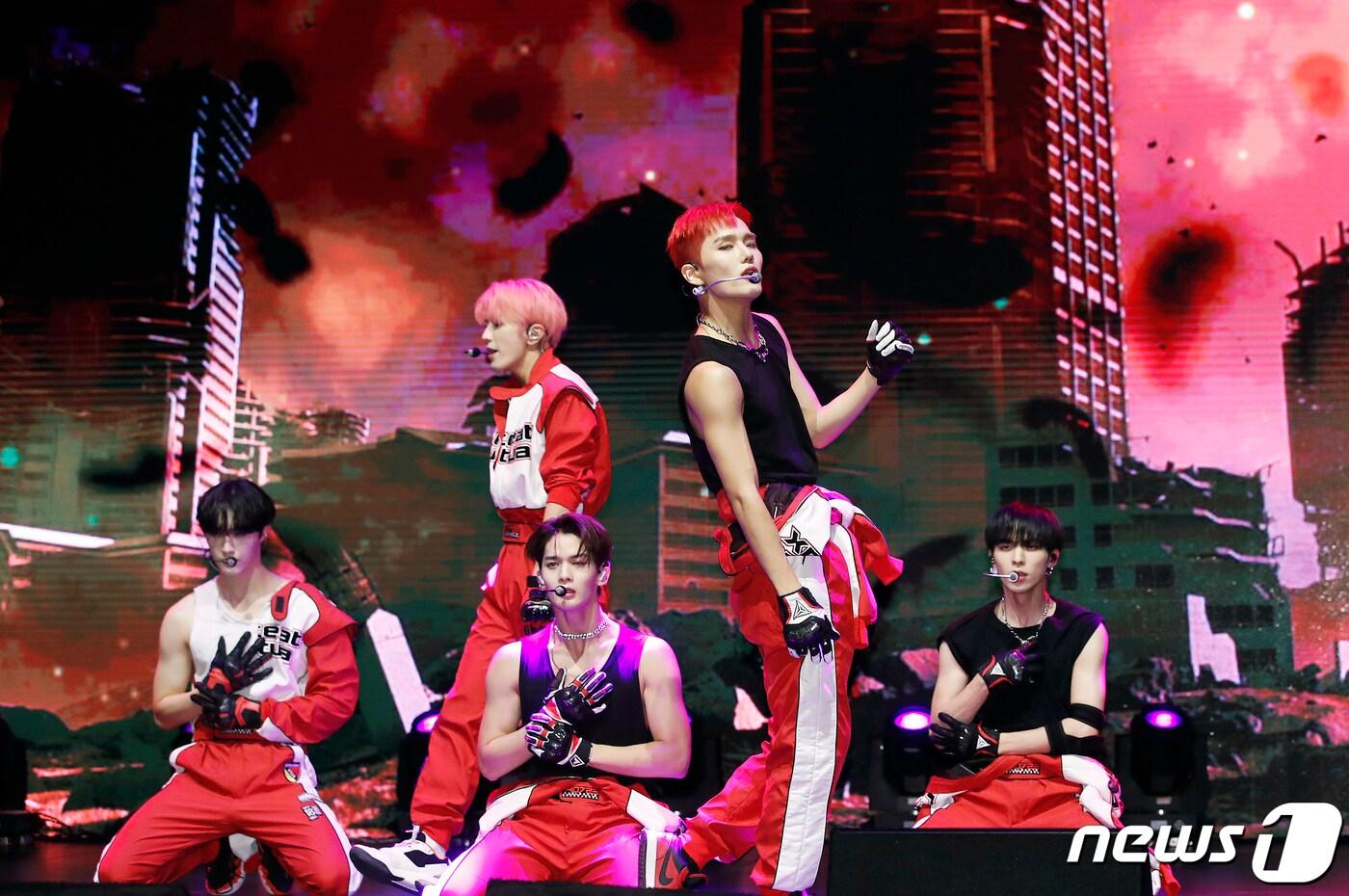 본문 이미지 - 그룹 CIX(씨아이엑스)가 22일 오후 서울 서대문구 연세대학교 백주년콘서트홀에서 가진 다섯 번째 미니앨범 '오케이 에피소드 1 : 오케이 낫(OK Episode 1 : OK Not)' 발매 쇼케이스에서 신곡 '458'을 선보이고 있다. 2022.8.22/뉴스1 ⓒ News1 권현진 기자