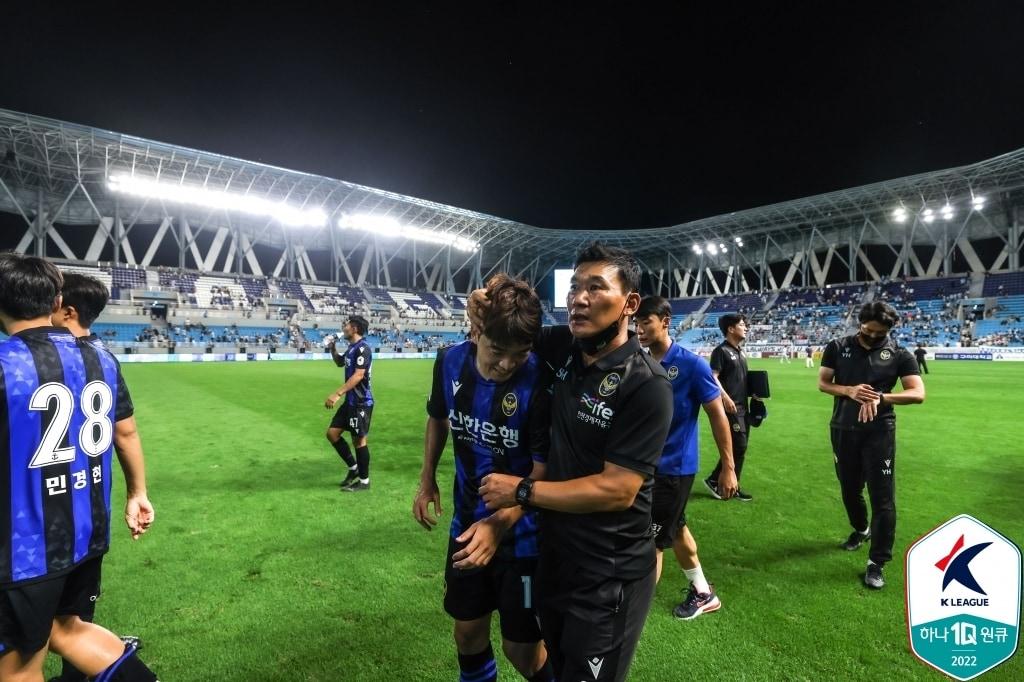 본문 이미지 - 송시우(가운데)(한국프로축구연맹 제공) 