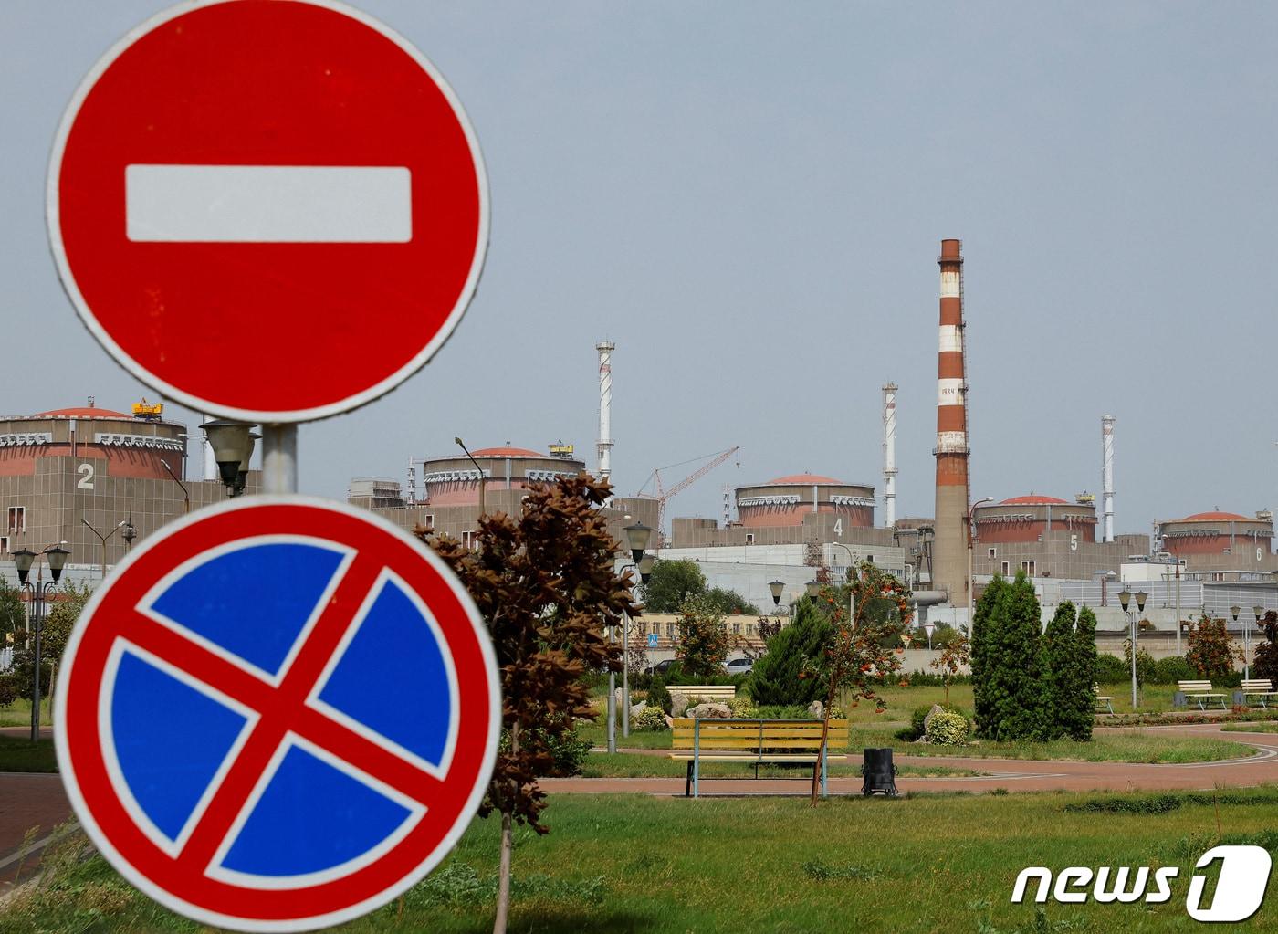본문 이미지 - 22일&#40;현지시간&#41; 우크라이나 자포리자 에네르호다르에 위치한 자포리자 원자력 발전소 모습. 자포리자 원전은 유럽 최대 규모 원전이지만, 현재 러시아군이 점령 중이다. 다만 기존 우크라이나 원전 관리 직원들은 계속 근무 하고 있다. 2022. 8. 22. ⓒ 로이터=뉴스1 ⓒ News1 최서윤 기자