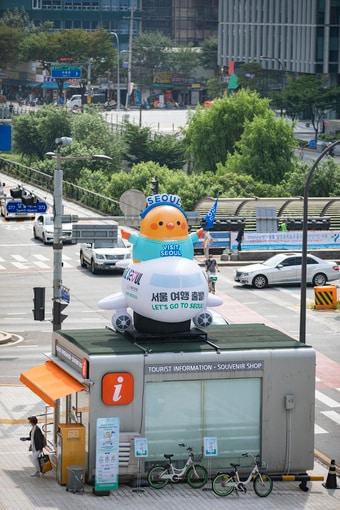 본문 이미지 - 삼일교 관광안내센터 지붕에 설치된 대형 뱁이(서울관광재단 제공)