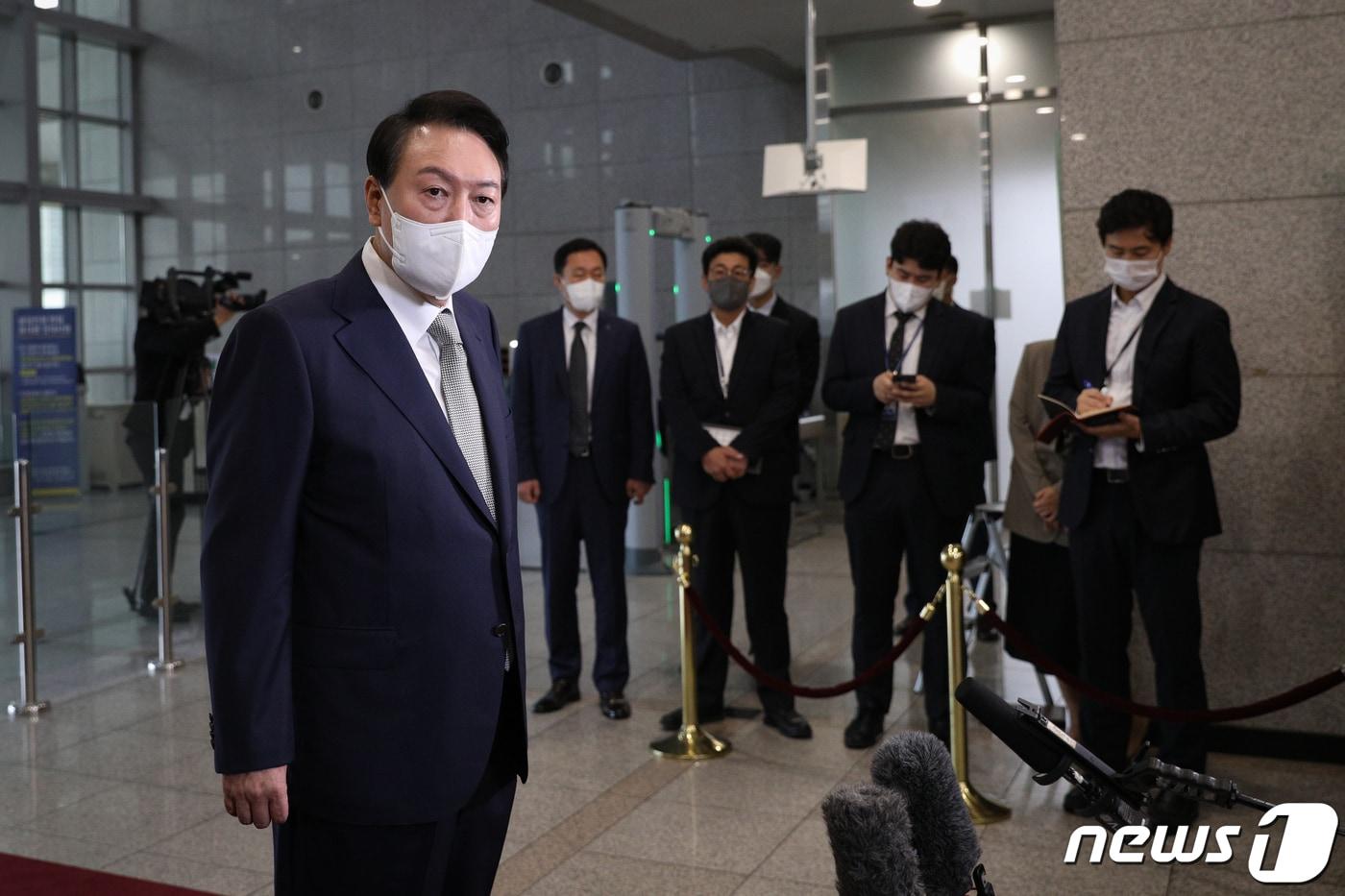 본문 이미지 - 윤석열 대통령이 23일 오전 용산 대통령실에서 기자들과 출근길 문답(도어스테핑)을 하고 있다. 2022.8.23/뉴스1 ⓒ News1 안은나 기자