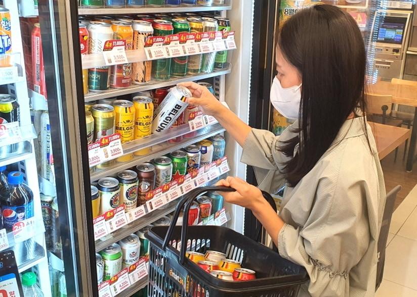 본문 이미지 - 이마트24에서 더킹오브벨지움을 구매하는 모습(이마트24 제공)