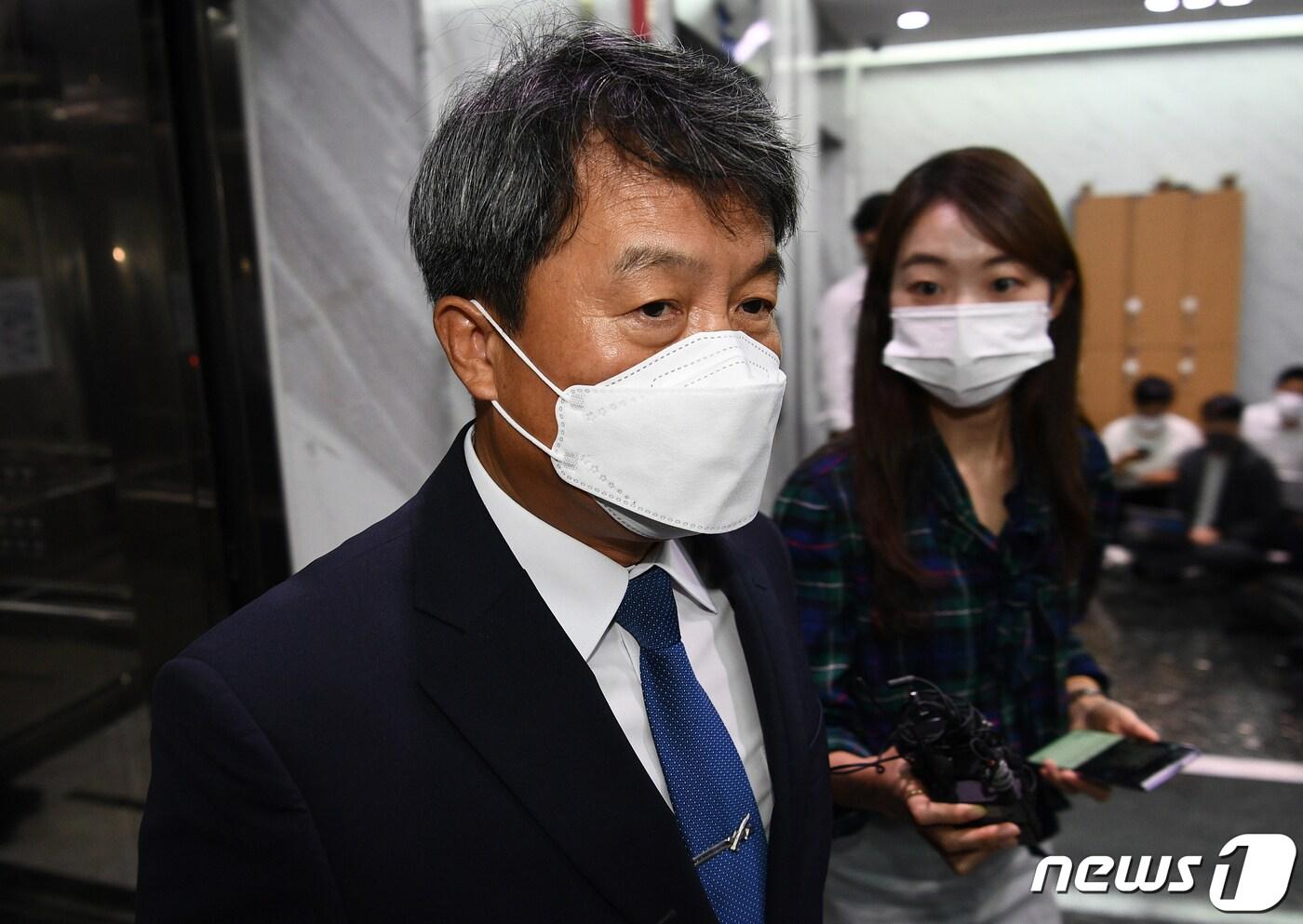 본문 이미지 - 이성용 전 공군참모총이 23일 서울 서대문구 미근동에 마련된 오전 고(故) 이예람 중사 특검 사무실에 출석하고 있다. 이 중사 사망 사건을 수사 중인 특검팀은 이날 10시 이 전 총장을 참고인 신분으로 소환했다. (공동취재) 2022.8.23/뉴스1 ⓒ News1 김진환 기자