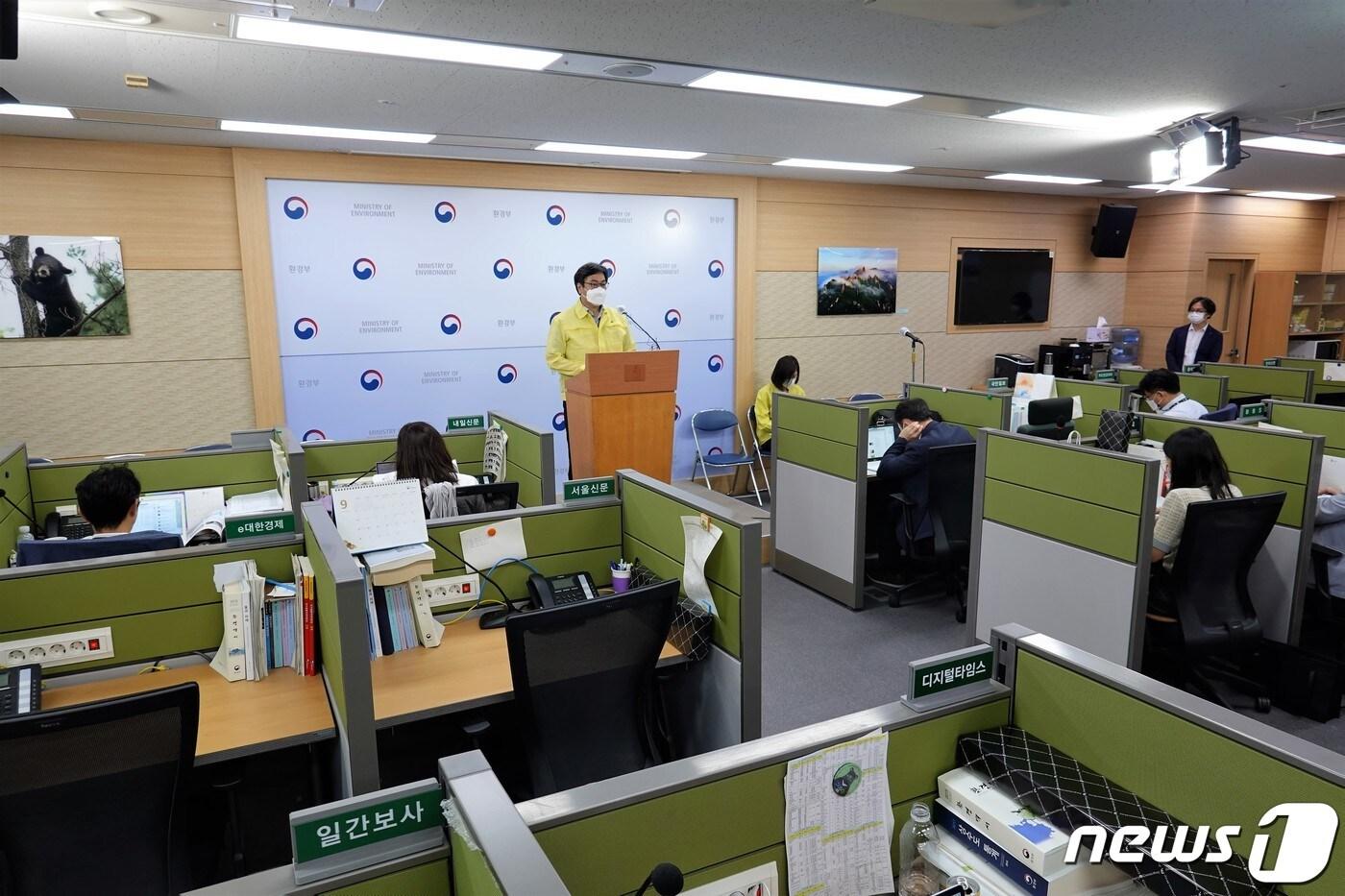 이경빈 환경부 생활환경과장이 지난해 8월23일 오전 환경부 브리핑룸에서 층간소음 관련 '공동주책 층간소음 기준 강화 계획'을 설명하고 있다. 2022.8.23/뉴스1 ⓒ News1 황덕현 기자