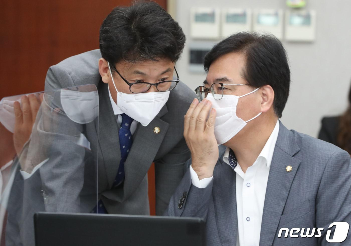 본문 이미지 - 송언석 운영위원회 국민의힘 여당 간사와 진성준 더불어민주당 야당 간사가 23일 서울 여의도 국회에서 열린 운영위원회 전체회의에서 대화를 나누고 있다. 2022.8.23/뉴스1 ⓒ News1 허경 기자