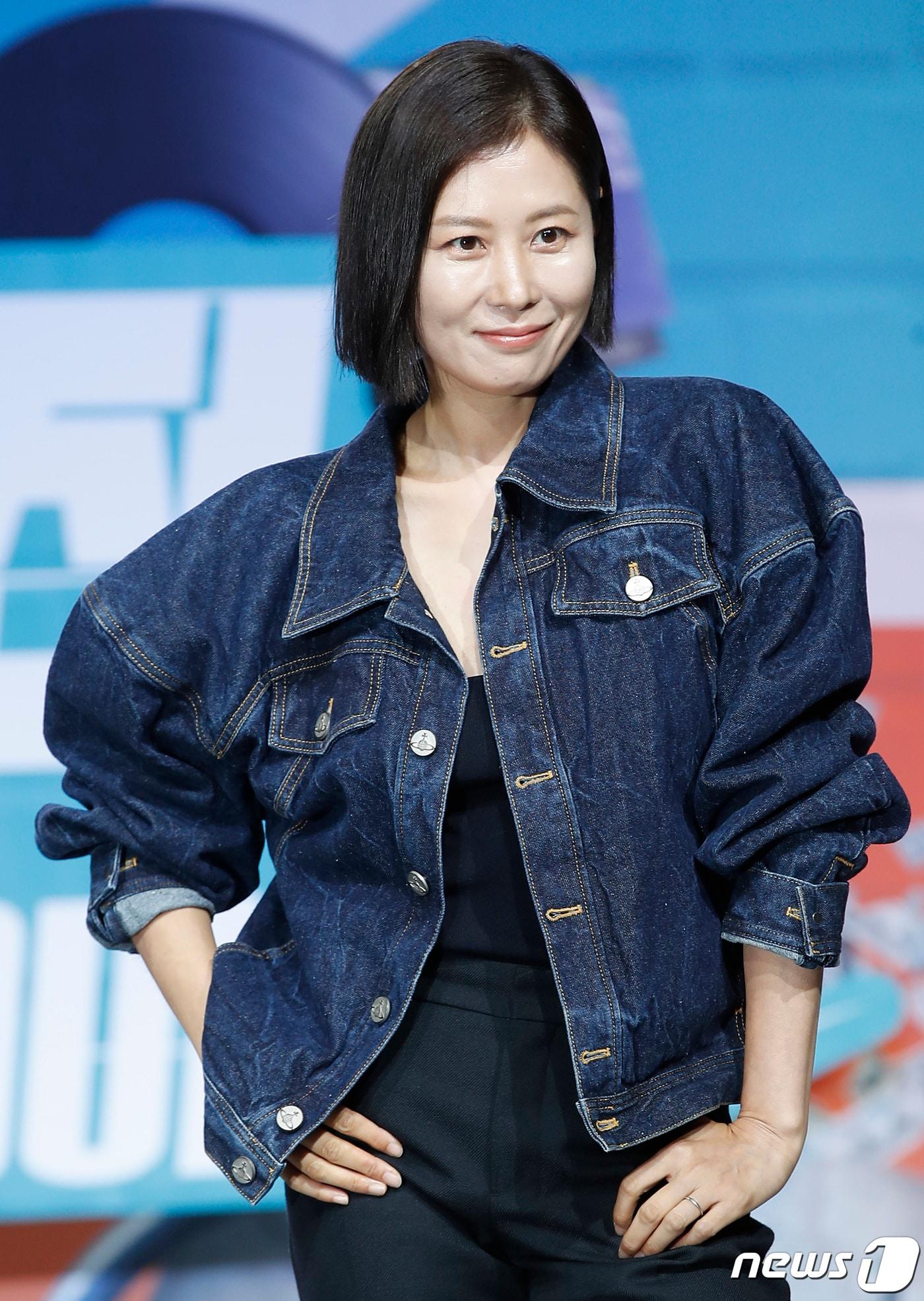 본문 이미지 - 배우 문소리가 23일 오전 서울 강남구 그랜드 인터컨티넨탈 서울 파르나스에서 열린 넷플리스의 영화 ‘서울대작전’ 제작보고회에서 포즈를 취하고 있다. ‘서울대작전’(감독 문현성)은 1988년, 아메리칸 드림을 꿈꾸는 상계동 슈프림팀이 거부할 수 없는 제안을 받고 VIP 비자금 수사 작전에 투입되면서 벌어지는 카체이싱 액션 질주 극을 그린 작품이다, 2022.8.23/뉴스1 ⓒ News1 권현진 기자