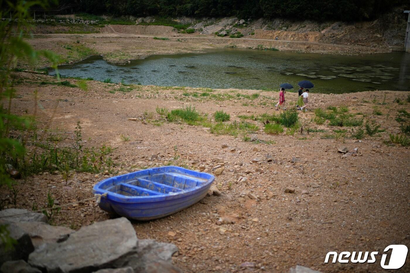 본문 이미지 - 20일 극심한 폭염과 가뭄을 겪고 있는 중국 양쯔강이 바닥을 드러내고 있다. ⓒ 로이터=뉴스1 ⓒ News1 우동명 기자