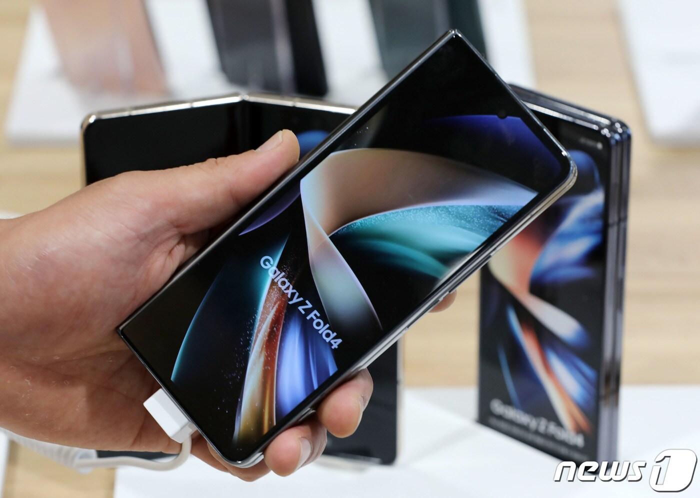 23일 오후 서울 종로구 KT플라자 광화문역점에서 한 고객이 삼성전자의 신제품 폴더블폰 '갤럭시Z폴드4'(폴드4)를 살펴보고 있다. KT와 SKT, LG유플러스 등 통신 3사는 이날 폴드4와 폴립4 사전개통을 시작했다. 제품 공식 출시는 26일이다. 2022.8.23/뉴스1 ⓒ News1 박세연 기자