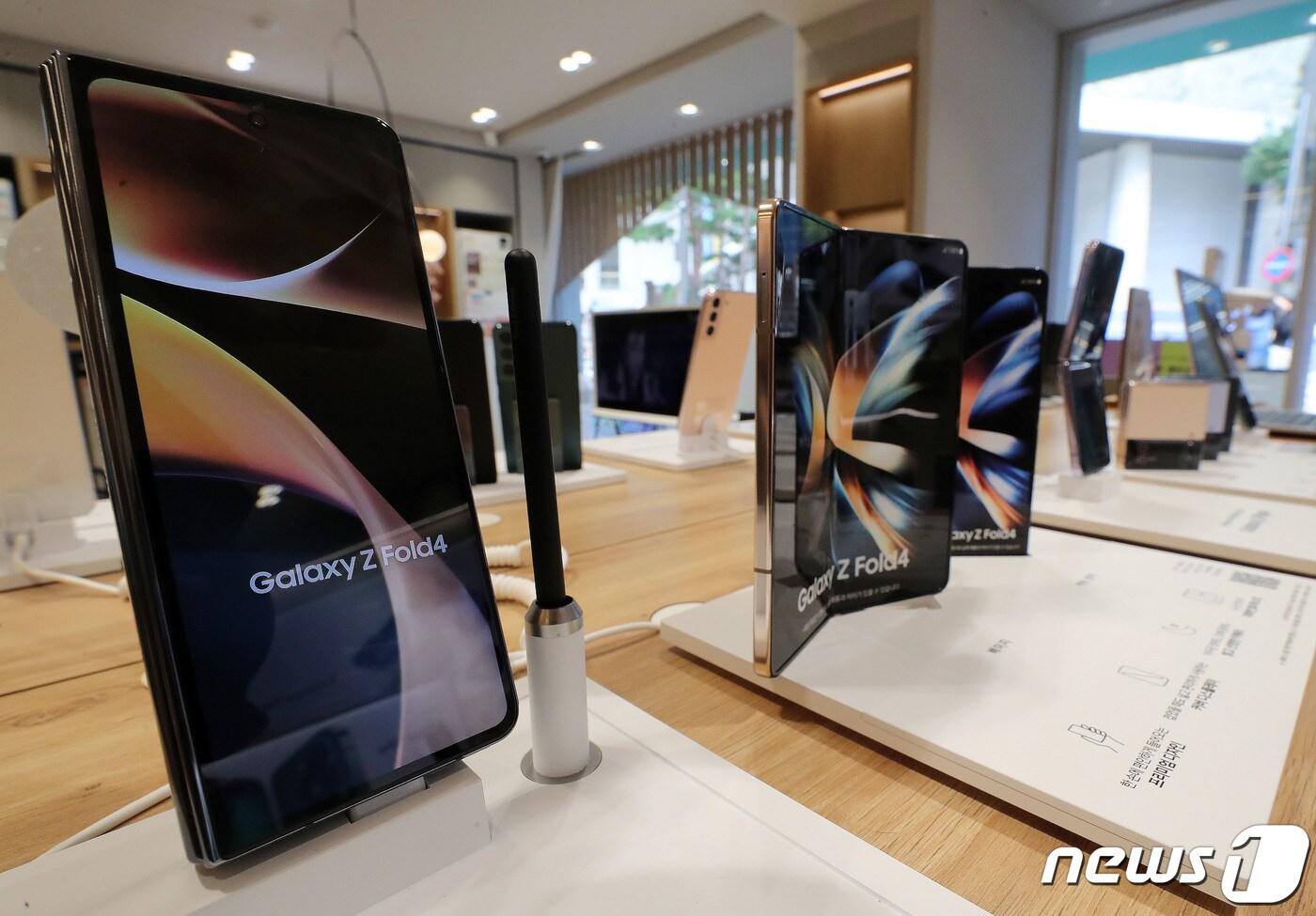 삼성전자의 신제품 폴더블폰 '갤럭시Z폴드4'(폴드4)와 '갤럭시Z플립4'(플립4)가 전시돼 있다.  2022.8.23/뉴스1 ⓒ News1 박세연 기자