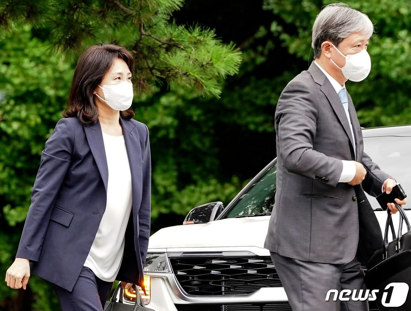 본문 이미지 - 이재명 더불어민주당 의원(인천 계양을)의 배우자 김혜경 씨가 23일 오후 경기 수원시 장안구 경기남부경찰청에 '법인카드 유용 의혹' 관련 조사를 받기 위해 출석하고 있다. (공동취재) 2022.8.23/뉴스1 ⓒ News1 김영운 기자