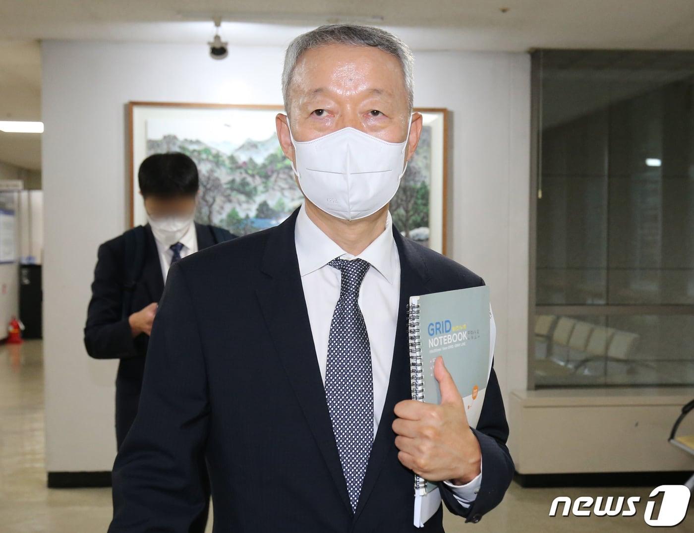 본문 이미지 - 백운규 전 산업통상자원부장관이 월성원전 조기 폐쇄와 관련해 직권남용 권리행사 방해·업무방해 혐의로 재판을 받기 위해 대전지방법원에 출석하고 있다. 2022.8.23/뉴스1 ⓒ News1 김기태 기자