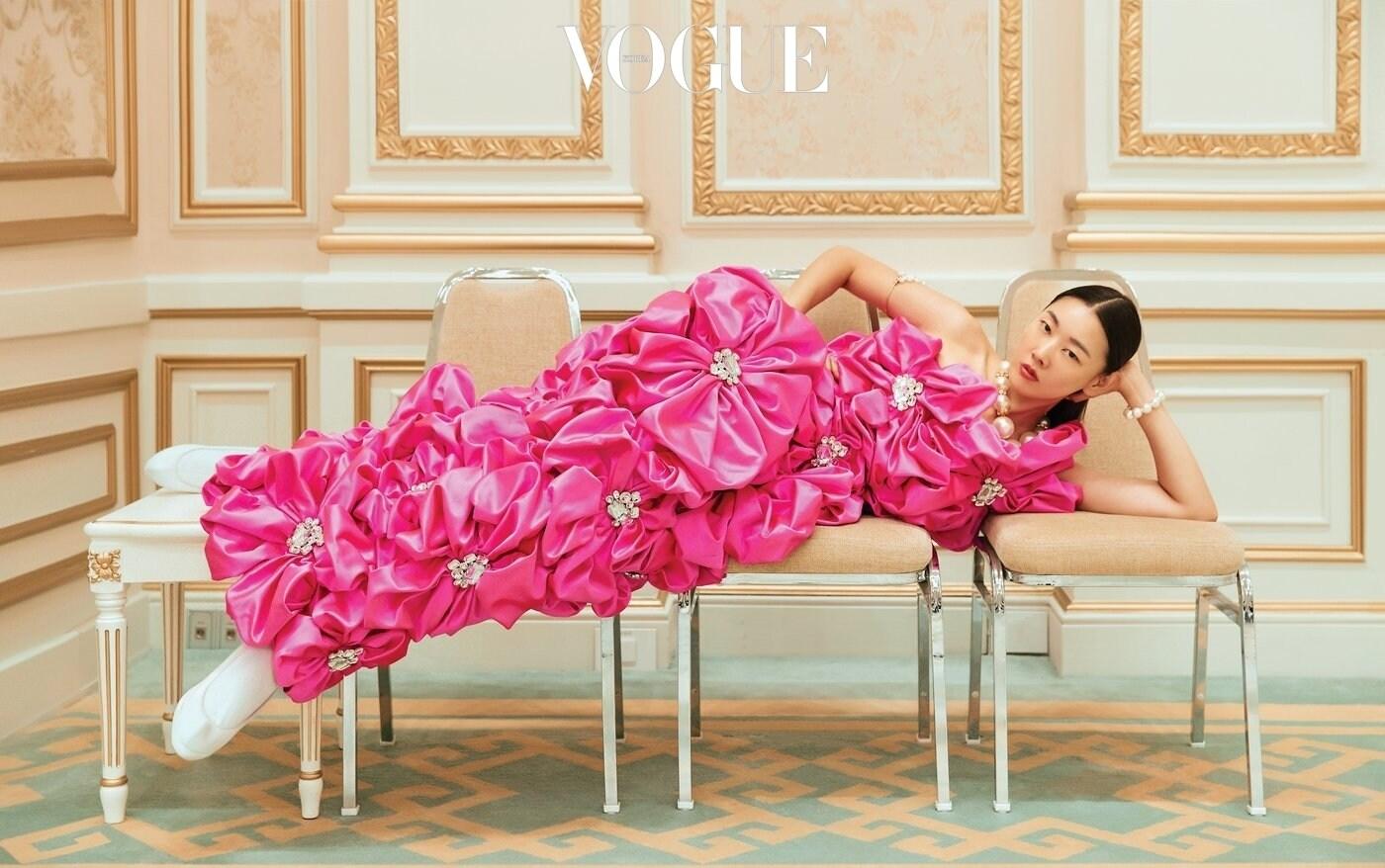 본문 이미지 - 모델 한혜진이 영빈관 안에서 포즈를 취하고 있다. (보그 코리아 갈무리)