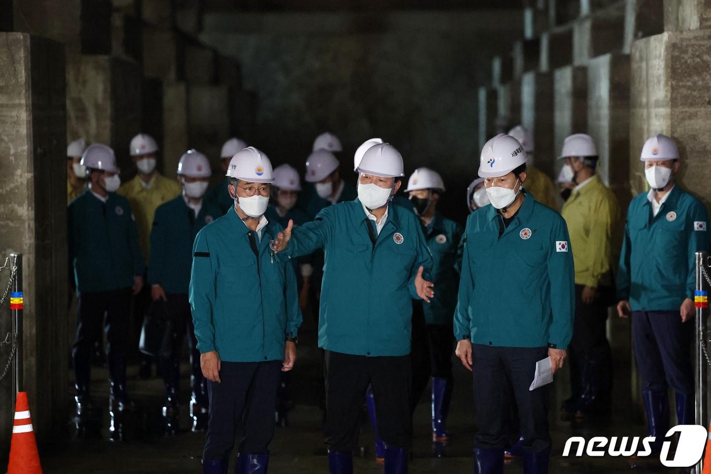 윤석열 대통령이 23일 오후 서울 양천구 신월동 대심도 빗물터널(저류배수시설)을 찾아 시설을 둘러보고 있다. (대통령실 제공) 2022.8.23/뉴스1 ⓒ News1 안은나 기자