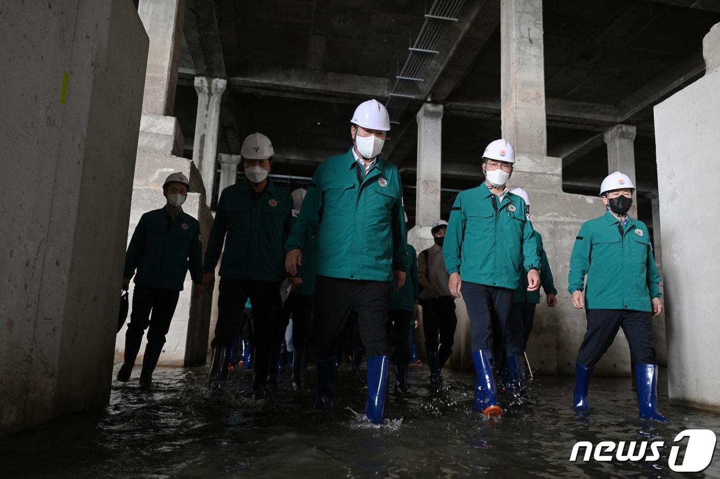 윤석열 대통령이 지난해 8월23일 서울 양천구 신월동 대심도 빗물터널(저류배수시설)을 찾아 시설을 둘러보고 있다. (대통령실 제공) 