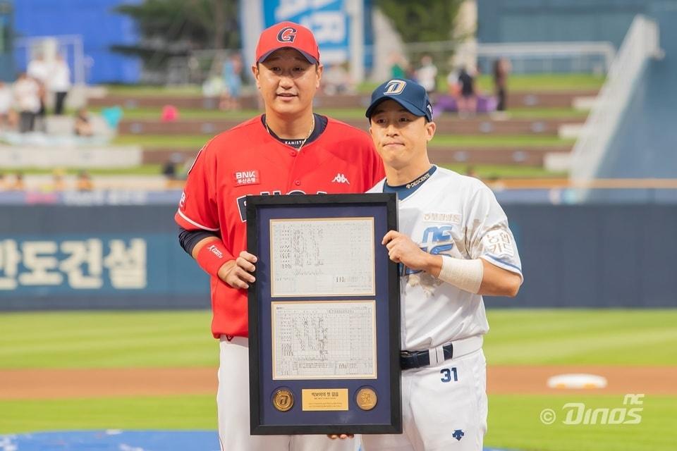 본문 이미지 - 이대호(왼쪽)가 23일 KBO리그 창원 롯데 자이언츠-NC 다이노스 경기를 앞두고 진행된 은퇴투어 행사에서 손아섭으로부터 기념 선물을 받았다.(NC 다이노스 제공)
