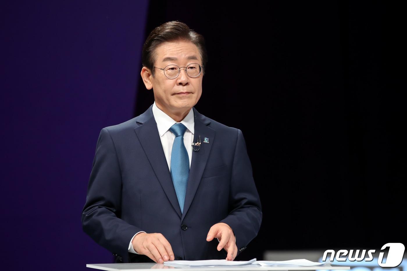 본문 이미지 - 이재명 더불어민주당 당대표 후보가 23일 서울 마포구 상암동 MBC에서 열린 100분 토론을 준비하고 있다. 2022.8.23/뉴스1 ⓒ News1 국회사진취재단