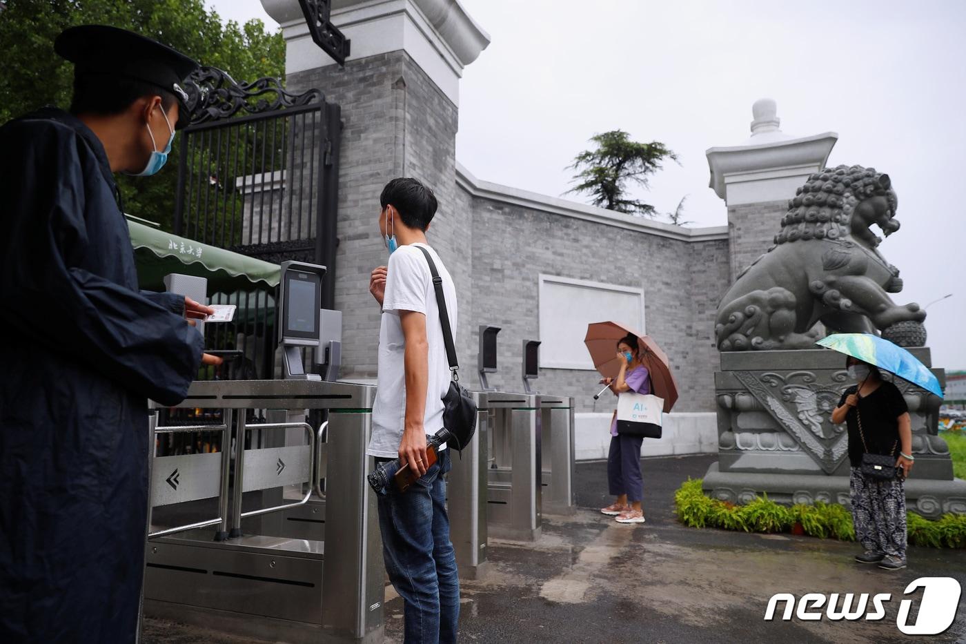 중국 베이징 대학교 정문 앞에서 한 남성이 출입을 위해 온도를 확인하고 있다. 2020.08.31. ⓒ 로이터=뉴스1 ⓒ News1 정윤영 기자