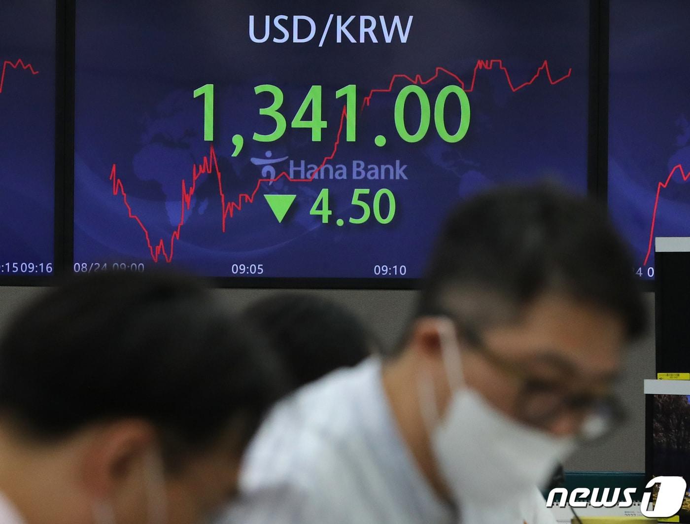 본문 이미지 - 24일 오전 서울 중구 하나은행 명동점 딜링룸 전광판에 원·달러환율이 전일 대비 4.5원 하락한 1341원을 나타내고 있다. 2022.8.24/뉴스1 ⓒ News1 구윤성 기자