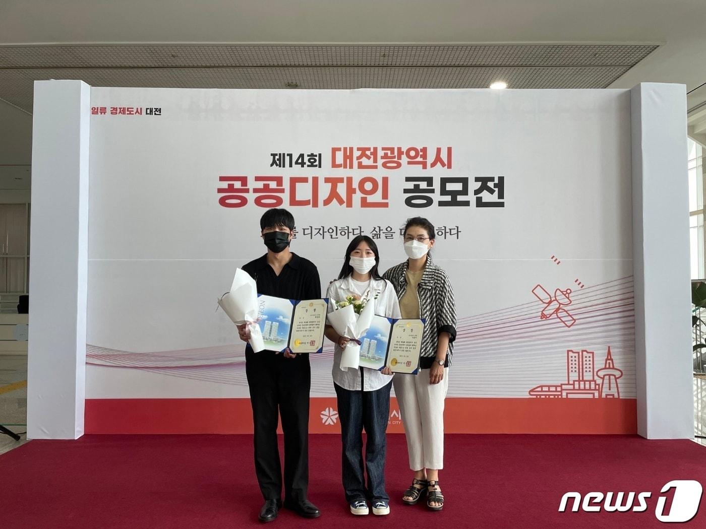 본문 이미지 - 좌측부터 최승윤 임수빈 학생, 김영지 지도교수