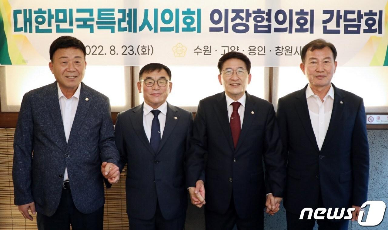 본문 이미지 - 사진 왼쪽부터 윤원균·김영식·김기정·김이근 특례시의장.&#40;수원시의회 제공&#41;