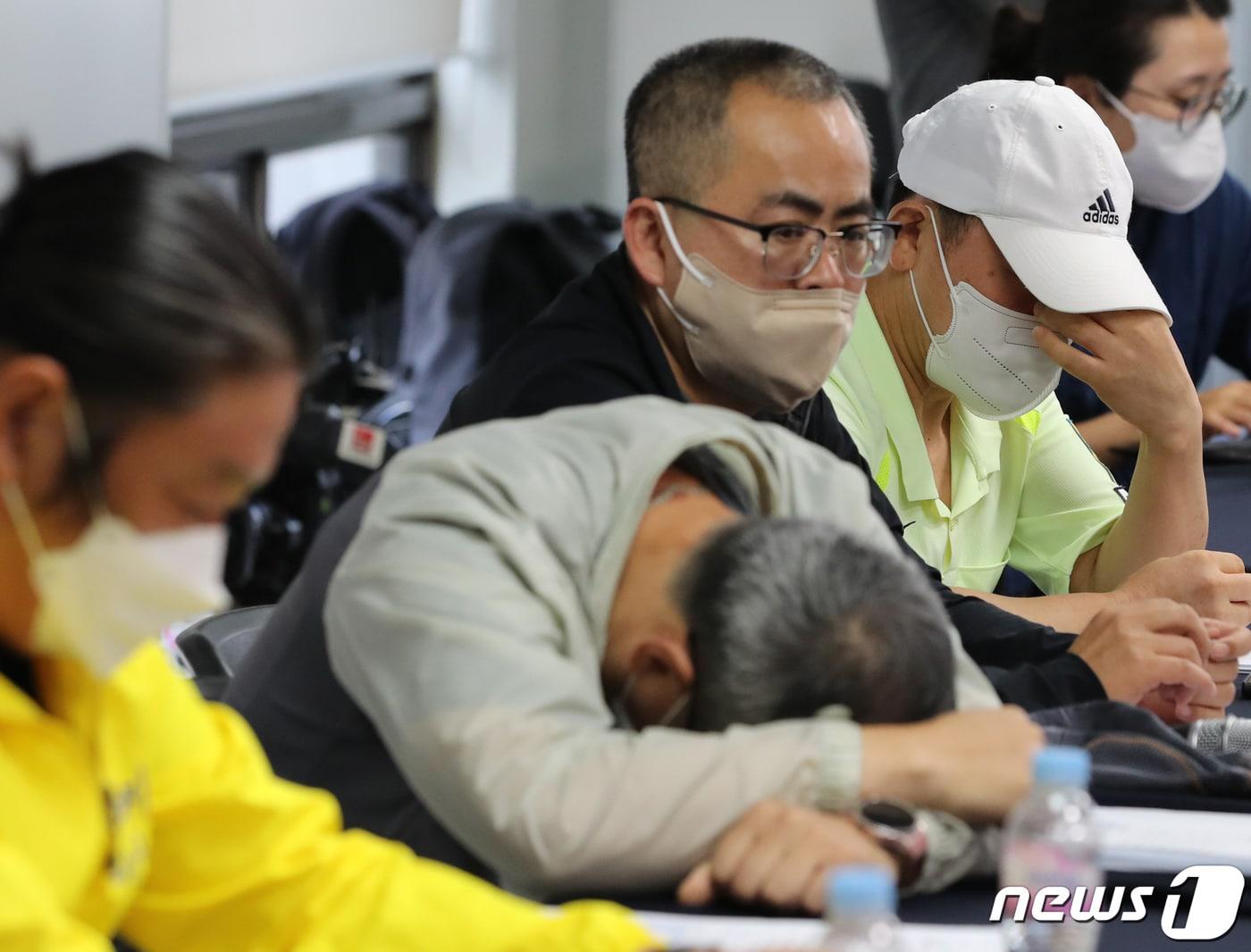 본문 이미지 - 24일 오전 서울 중구 진실·화해를위한과거사정리위원회에서 열린 형제복지원 인권침해 사건 진실규명 관련 기자회견에서 피해생존자들이 생각에 잠겨 있다. 이날 위원회에 따르면 형제복지원 사건의 사망자는 알려진 것보다 105명이 많은 657명으로 확인됐다. 또 30여년 동안 청와대·군·검찰·경찰 등 공권력에 의해 중대한 인권침해가 있었던 사실도 밝혀졌다. 2022.8.24/뉴스1 ⓒ News1 구윤성 기자