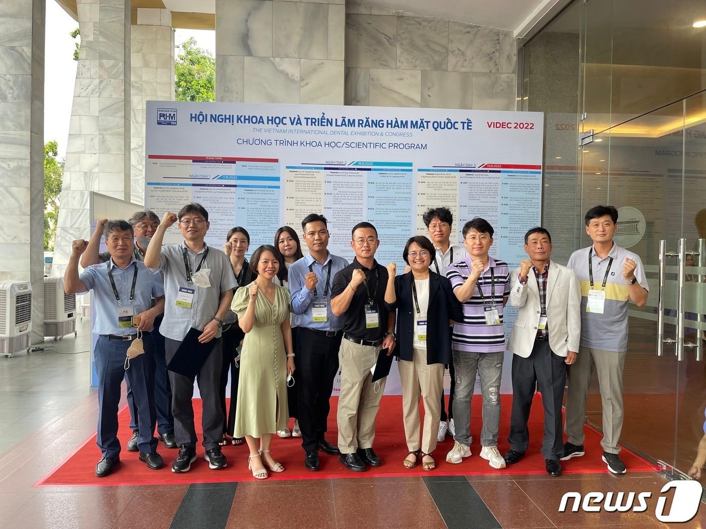 본문 이미지 -  ㈜케이제이메디텍과 베트남 'Medent Anphue' 임직원들이 수출계약을 체결 한 뒤 기념사진을 찍고 있다. (광주TP제공)  ⓒ News1