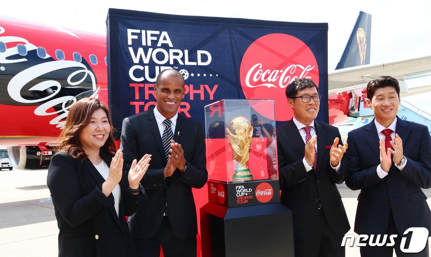2022 카타르 월드컵을 앞두고 국제축구연맹(FIFA) 월드컵 트로피가 한국을 방문했다. 24일 오전 특별전세기편(A320)으로 서울 강서구 김포국제공항에 착륙했다. 이날 히바우드 FIFA 글로벌 앰배서더, 차범근 전 감독, 박지성 전 국가대표, 최수정 한국코카콜라 대표가 참석해 투어 공식 백월 앞에서 포즈를 취하고 있다. 2022.8.24/뉴스1 ⓒ News1 공항사진기자단